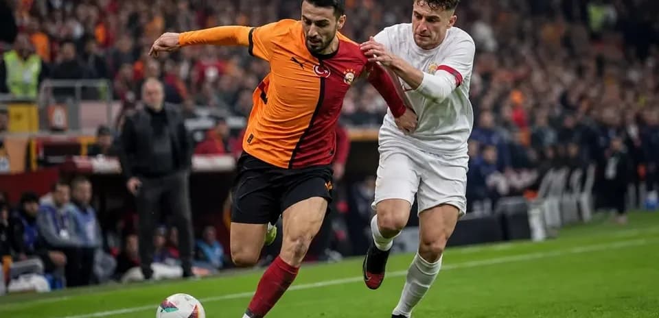 Jugador de Galatasaray siendo marcado por rival