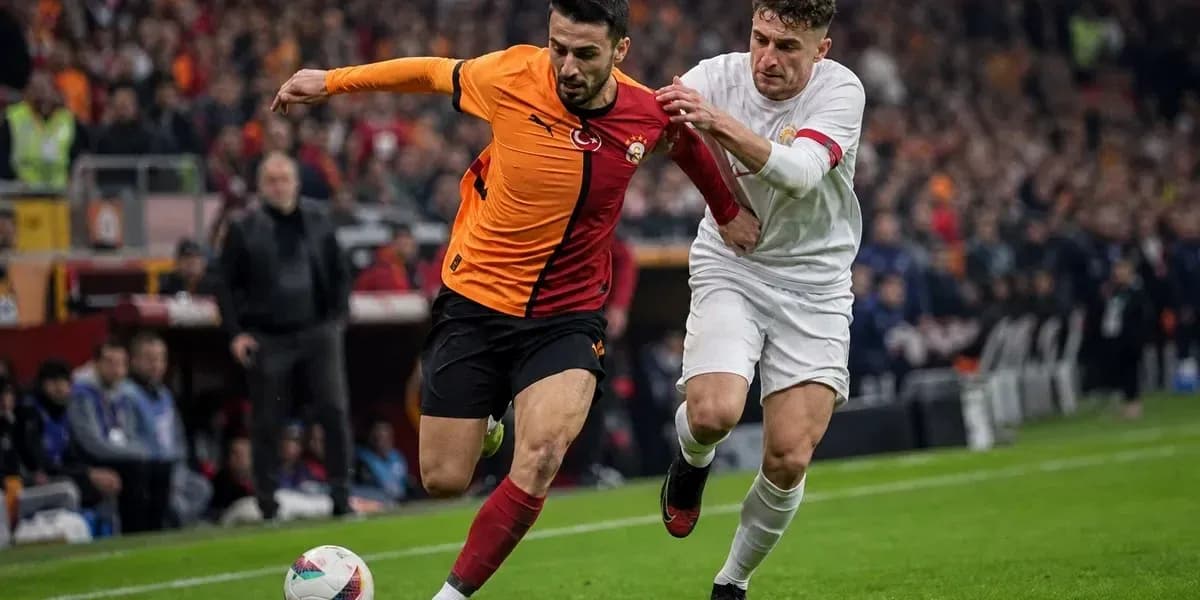 Jugador de Galatasaray siendo marcado por rival Jugador de Galatasaray siendo marcado por rival