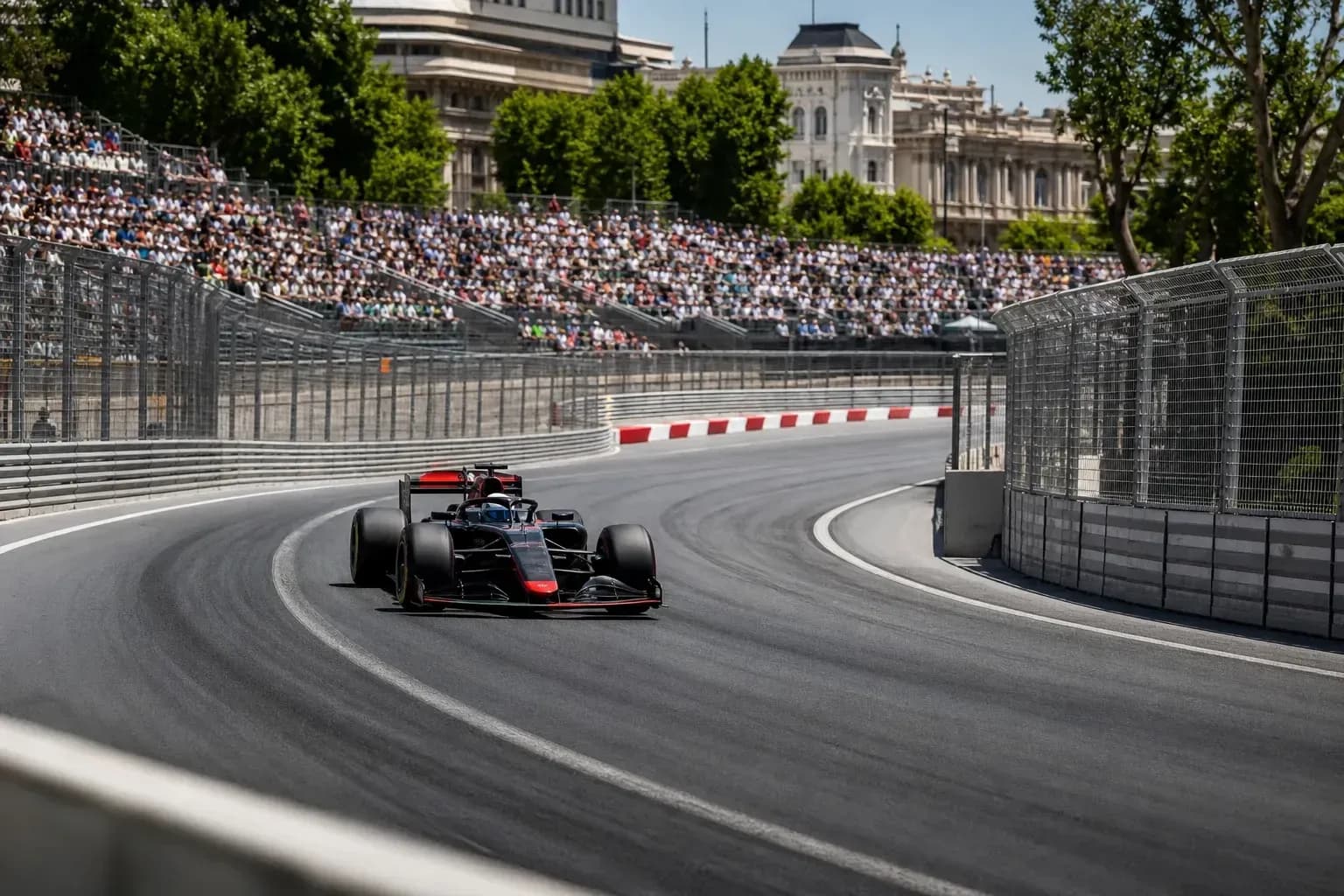 Coche de Fórmula 1 tomando curva en circuito urbano