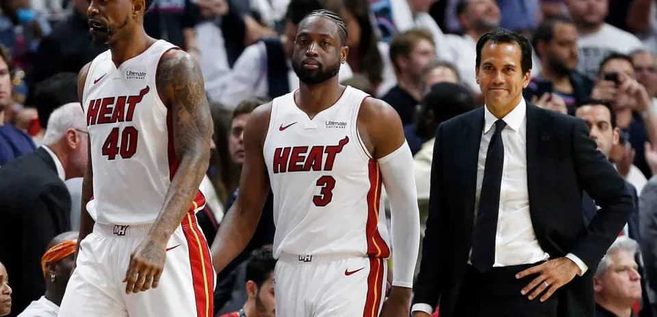 Jugadores de Miami Heat y entrenador en la banca