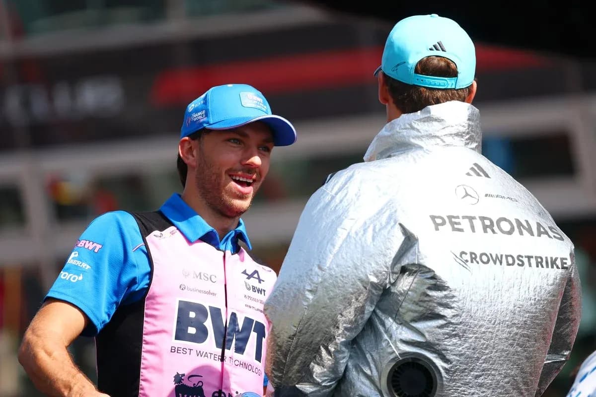 Piloto conversando en el paddock de Fórmula 1