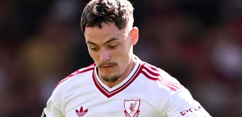 Jugador de Liverpool con camiseta blanca durante partido