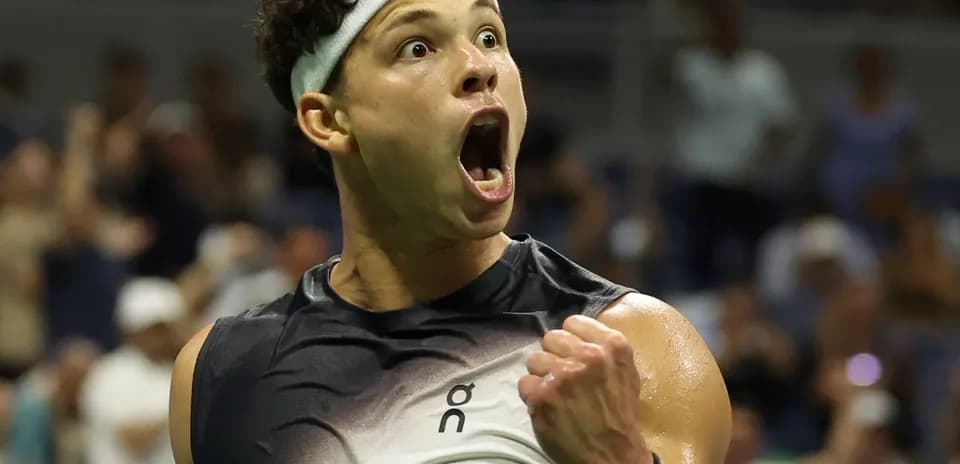 Jugador de tenis celebrando un punto ganado