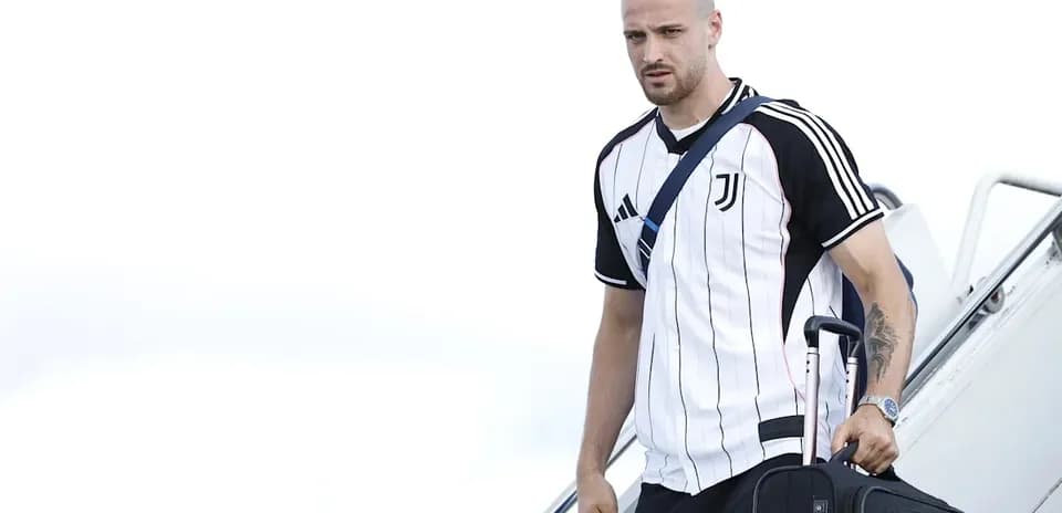 Jugador de Juventus descendiendo del avión con equipaje