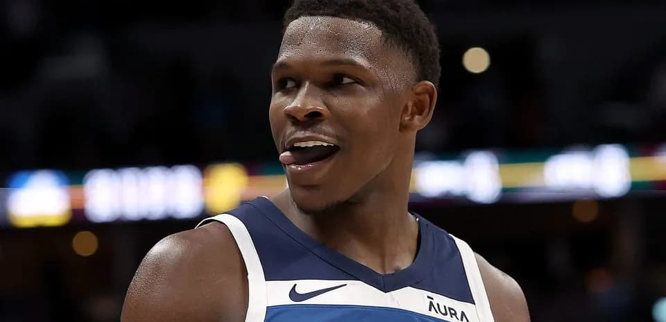 Jugador de baloncesto sonriente en uniforme de Timberwolves