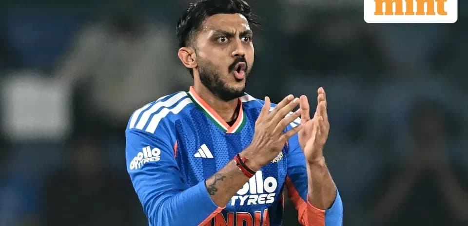Jugador de cricket aplaudiendo en uniforme de India