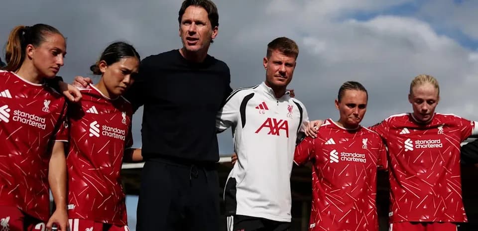 Jugadoras de Liverpool y entrenador en reunión previa al partido