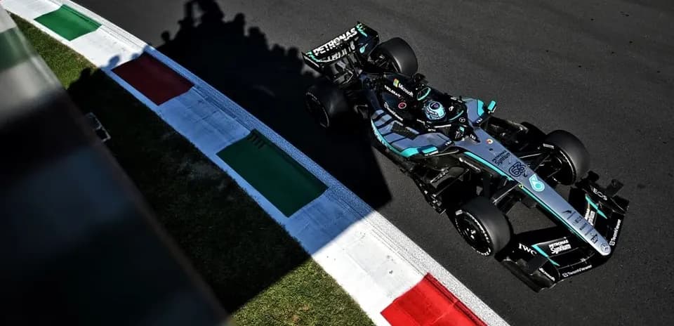 Coche de Fórmula 1 tomando una curva en pista