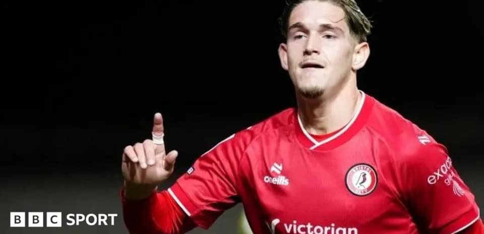 Jugador celebrando un gol en camiseta roja