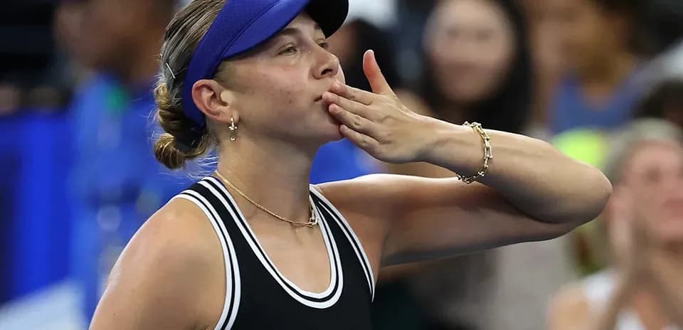 Jugadora de tenis saludando al público en el torneo