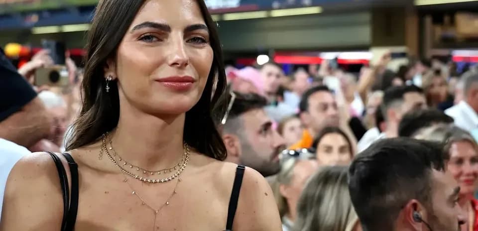 Mujer sonriendo entre la multitud en un evento