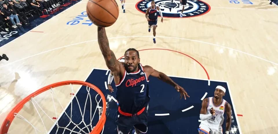 Jugador de Clippers realizando un mate durante el partido