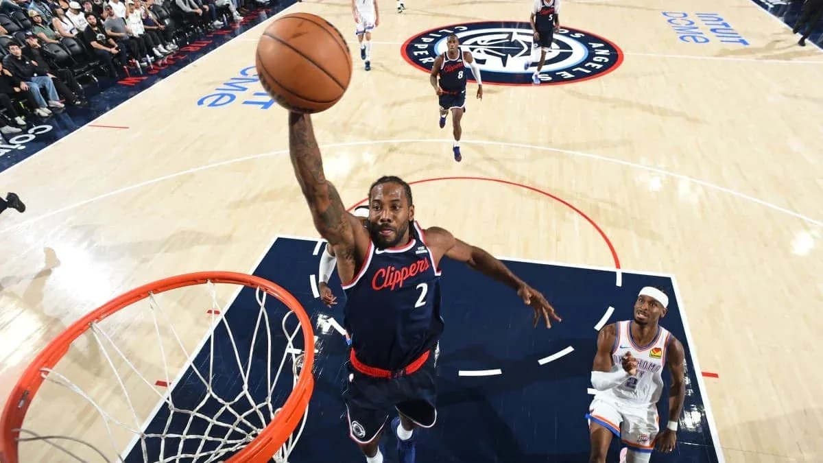 Jugador de Clippers realizando un mate durante el partido
