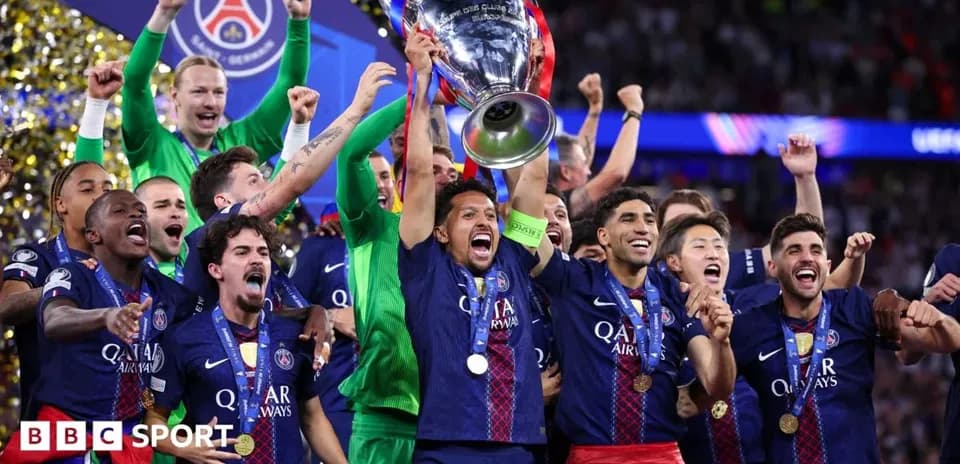 Jugadores de PSG celebrando con el trofeo de la UEFA