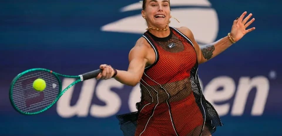 Jugadora de tenis golpeando la pelota en el partido