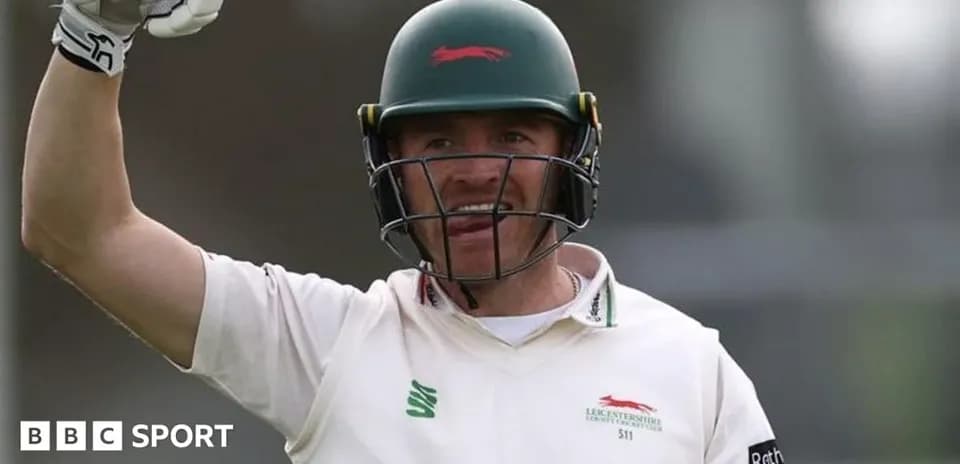 Jugador de cricket levantando el puño en celebración