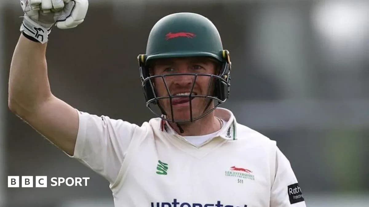 Jugador de cricket levantando el puño en celebración