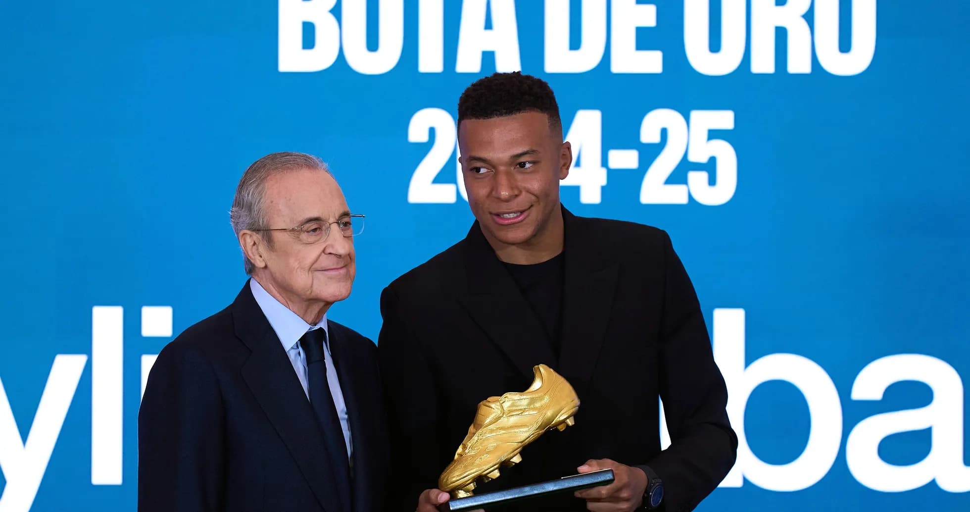 Jugador recibiendo la Bota de Oro 2024-25