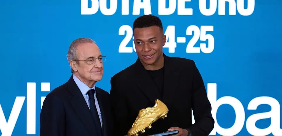 Jugador recibiendo la Bota de Oro 2024-25