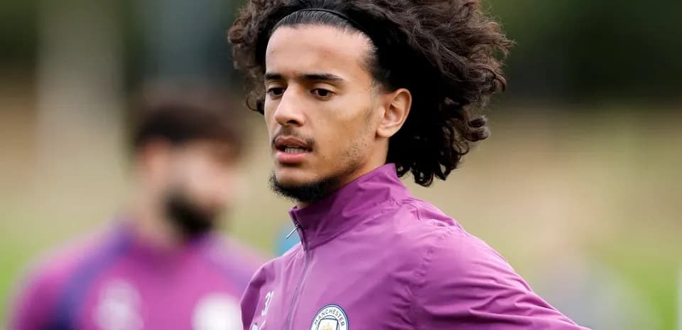 Jugador de Manchester City entrenando en el campo