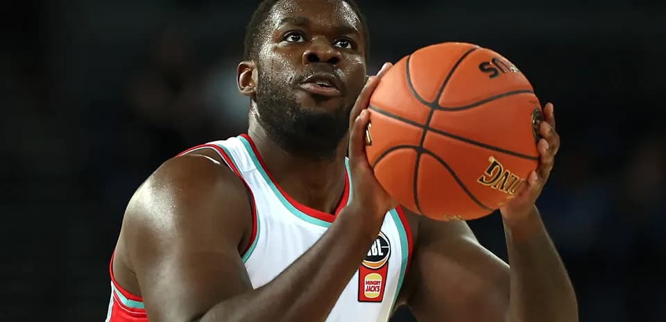 Jugador de baloncesto lanzando un tiro libre