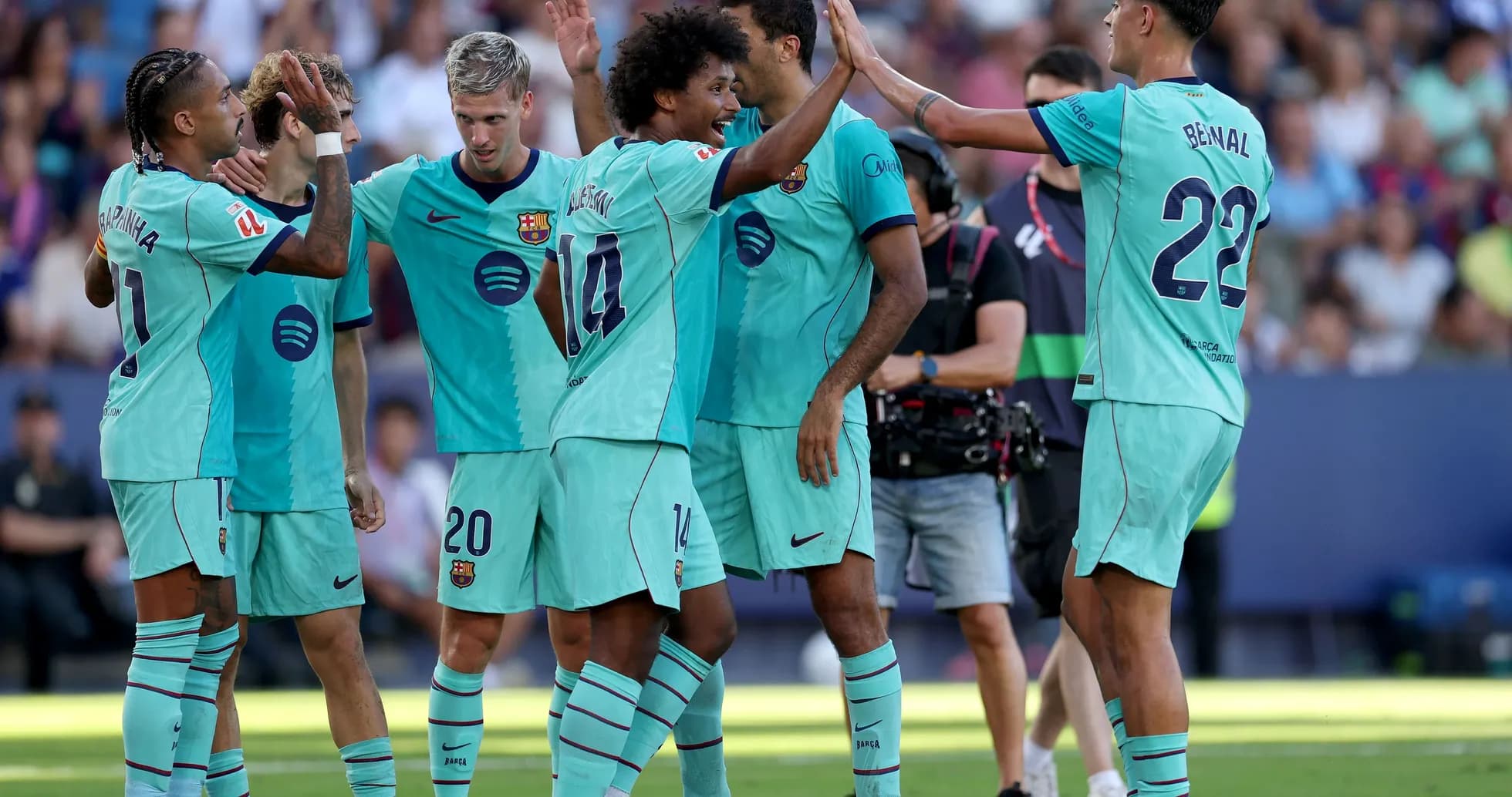 Jugadores del Barcelona celebrando un gol en el campo