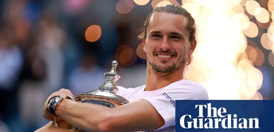 Jugador sosteniendo trofeo de tenis en celebración