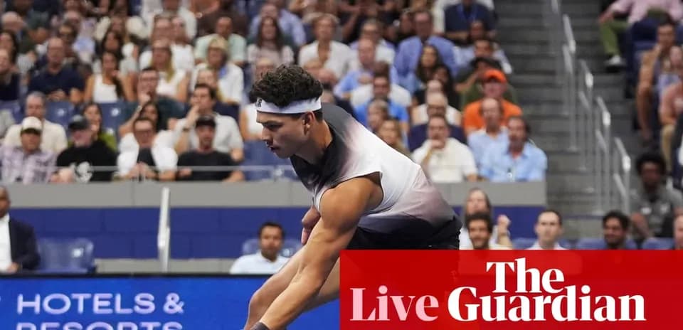 Jugador de tenis sirviendo en un partido con público