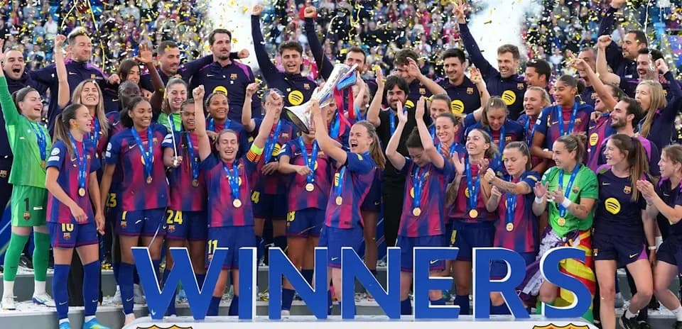 Equipo femenino del FC Barcelona celebra su victoria