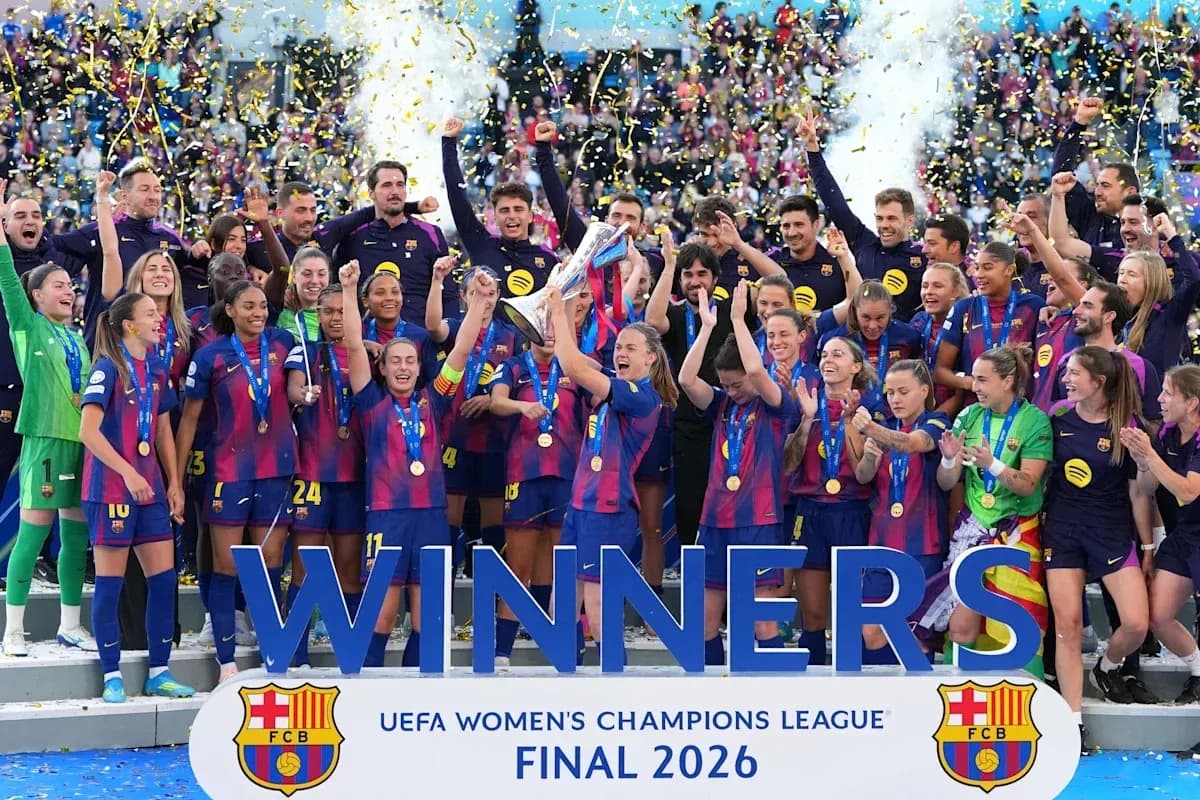 Equipo femenino del FC Barcelona celebra su victoria