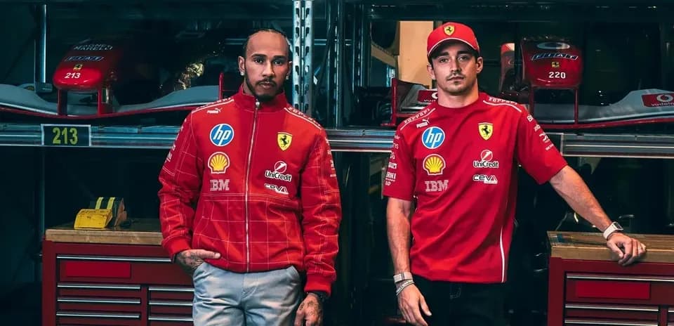 Lewis Hamilton y Charles Leclerc posando en taller Ferrari