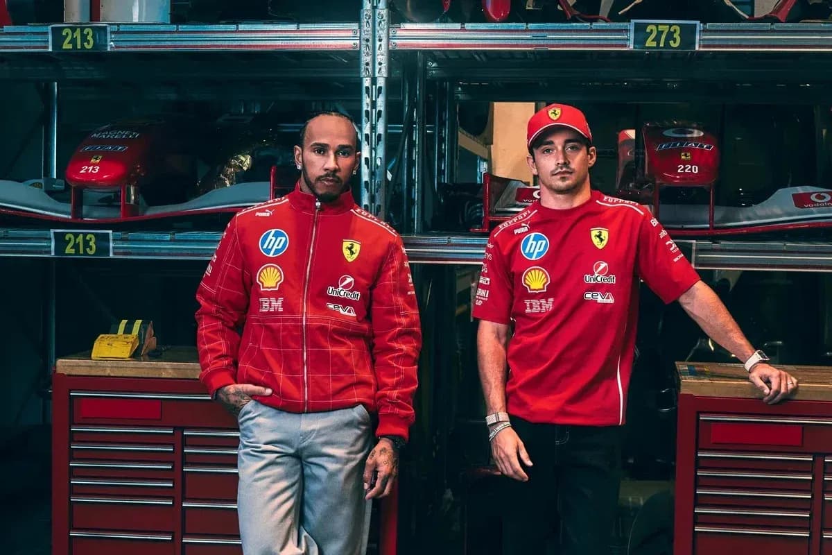 Lewis Hamilton y Charles Leclerc posando en taller Ferrari
