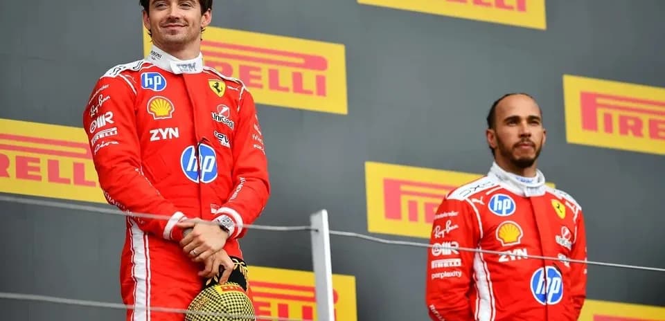 Pilotos de Ferrari en el podio tras carrera