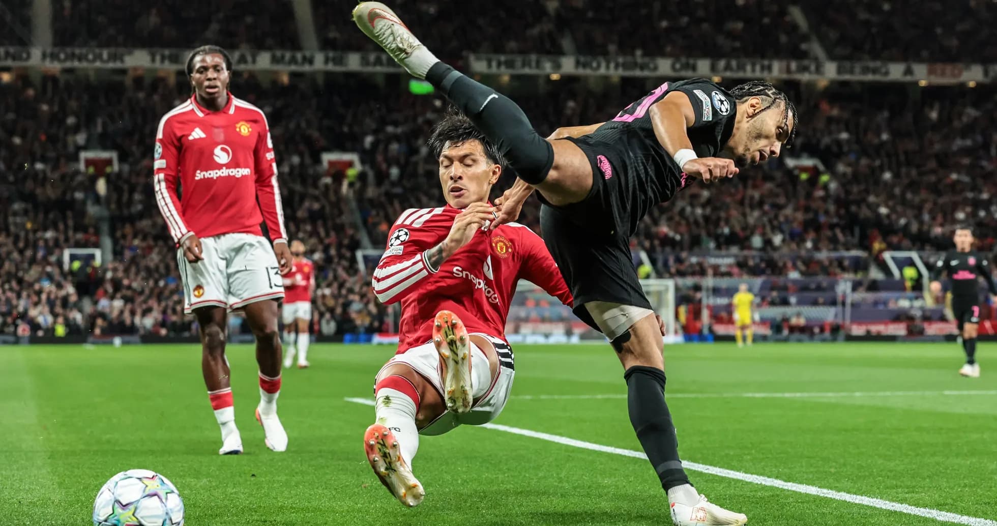 Jugador de Manchester United derribando a un oponente