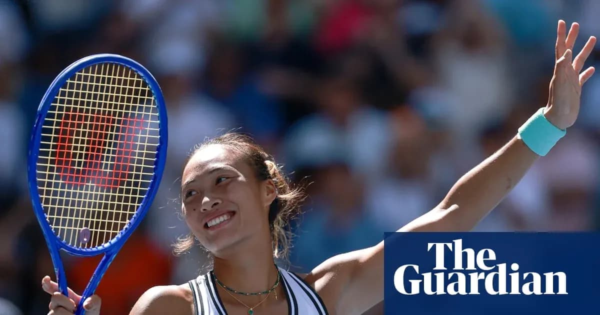 Jugadora de tenis celebrando con raqueta levantada