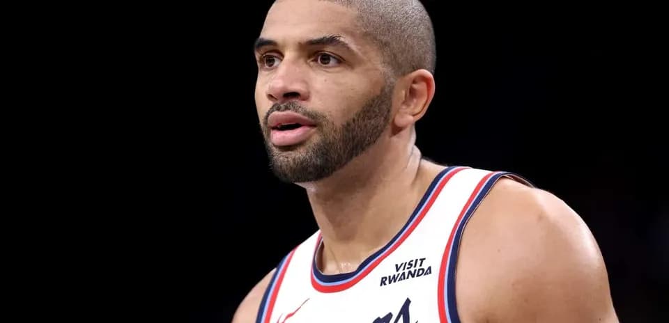 Jugador de baloncesto de los Clippers en acción
