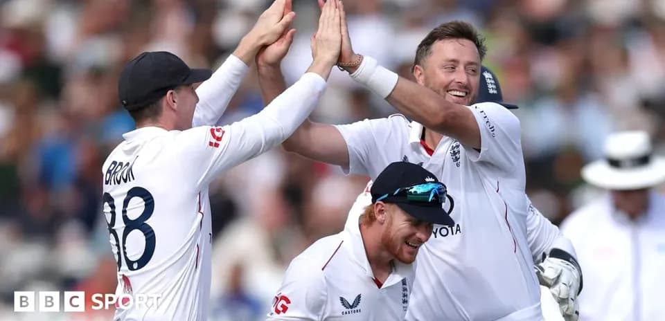 Jugadores de cricket celebrando un wicket en equipo