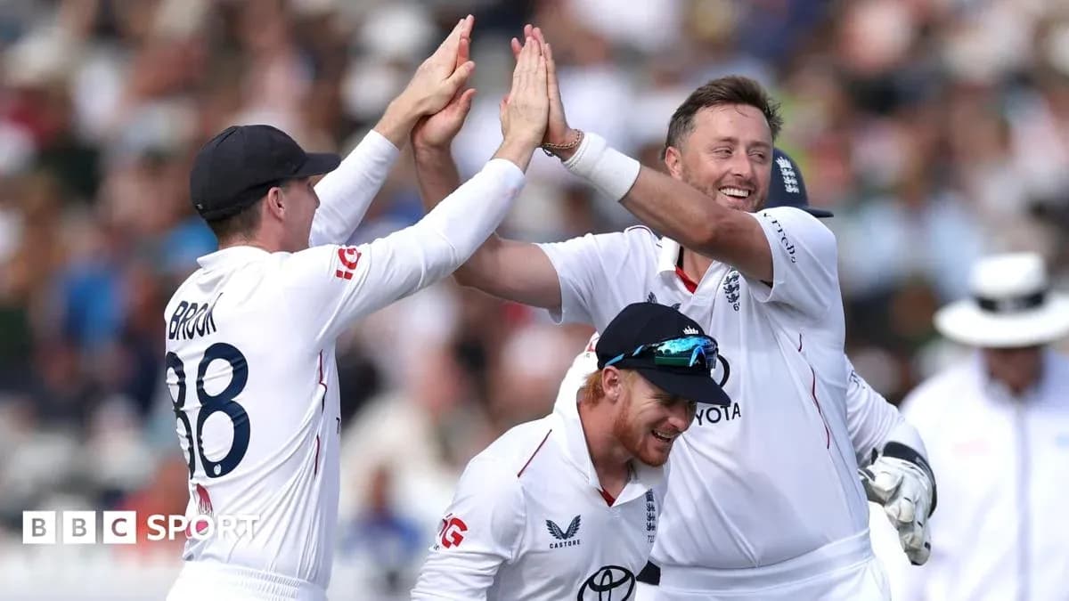 Jugadores de cricket celebrando un wicket en equipo