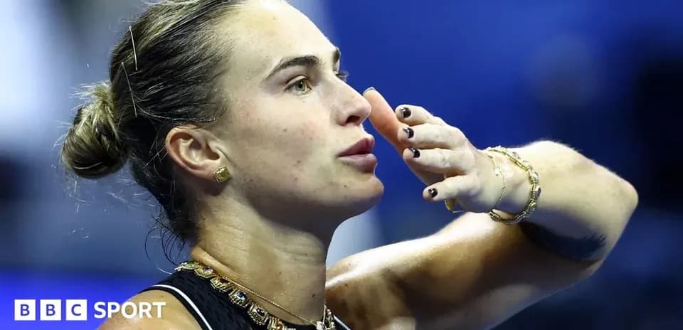 Jugadora de tenis saludando tras el partido
