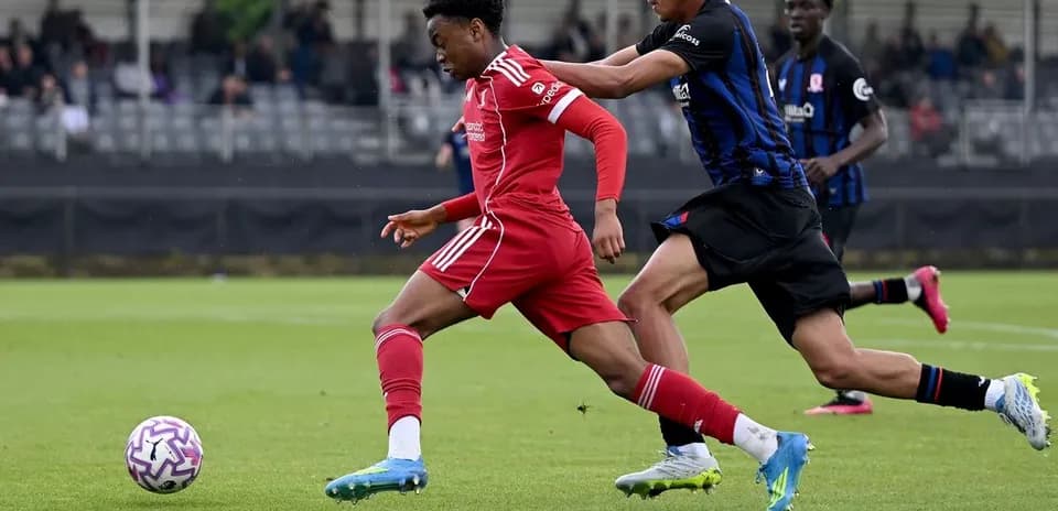 Jugador de Liverpool siendo marcado por oponente
