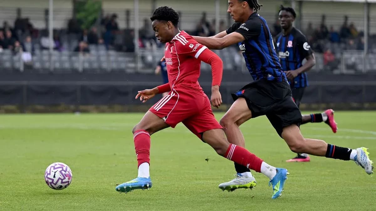 Jugador de Liverpool siendo marcado por oponente