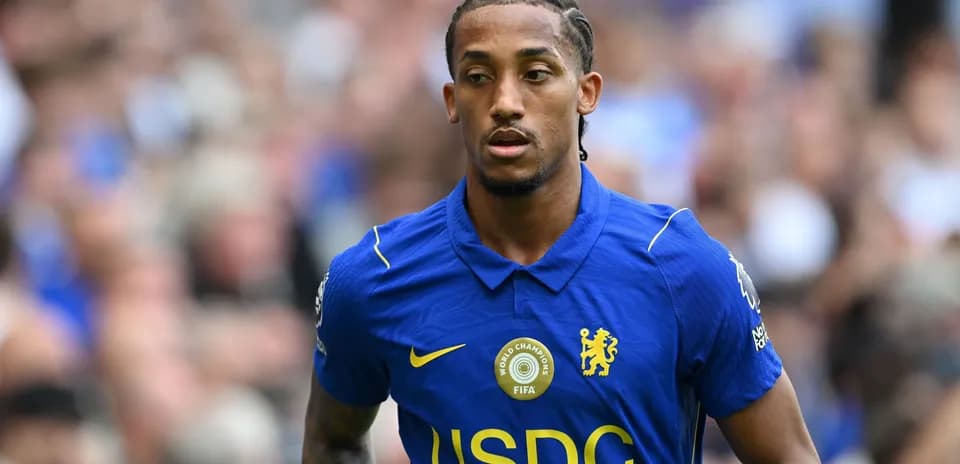 Jugador de Chelsea en uniforme azul durante partido