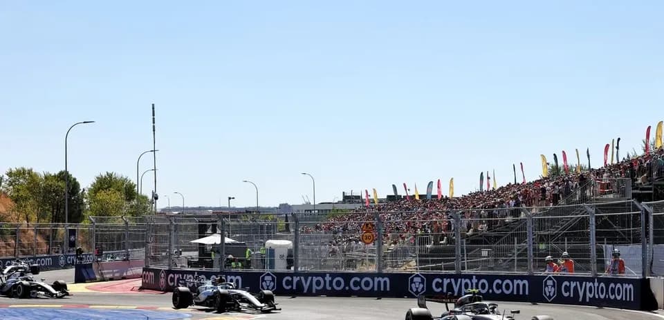 Dos coches de Fórmula 1 compitiendo en circuito