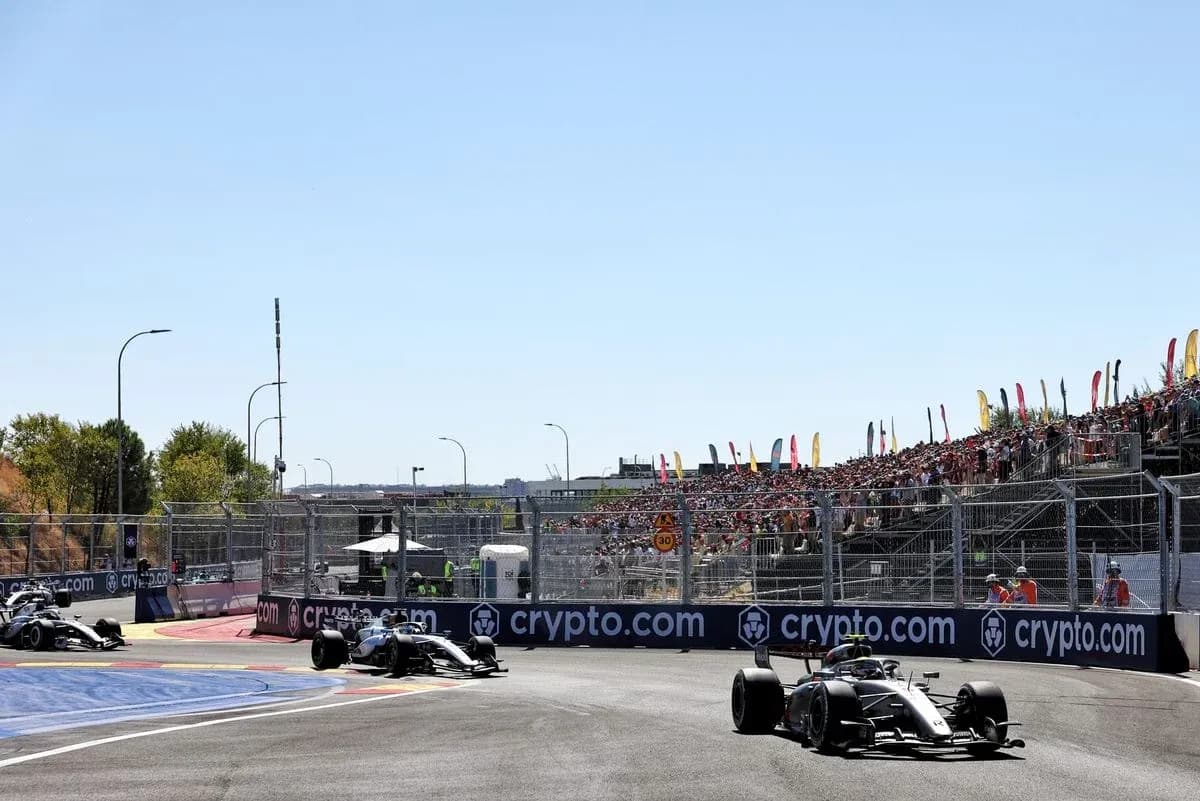 Dos coches de Fórmula 1 compitiendo en circuito Dos coches de Fórmula 1 compitiendo en circuito