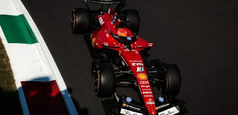 Coche de Fórmula 1 de Ferrari en la pista
