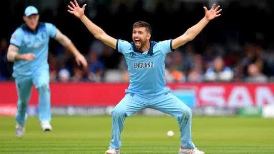 Jugador de Inglaterra celebrando una decisión de wicket