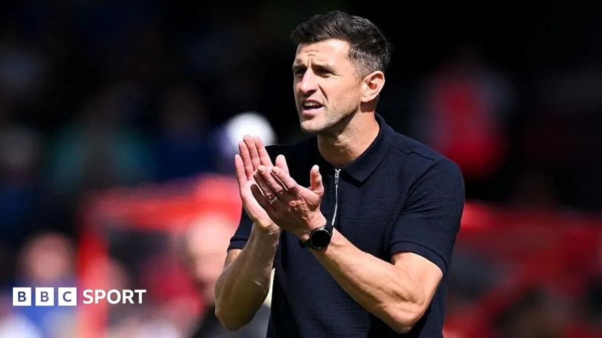 Entrenador aplaudiendo durante un partido de fútbol