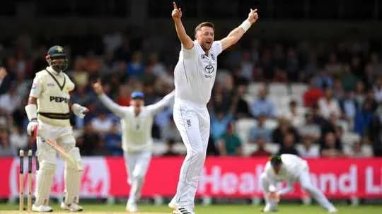 Jugador de cricket celebrando un wicket en partido