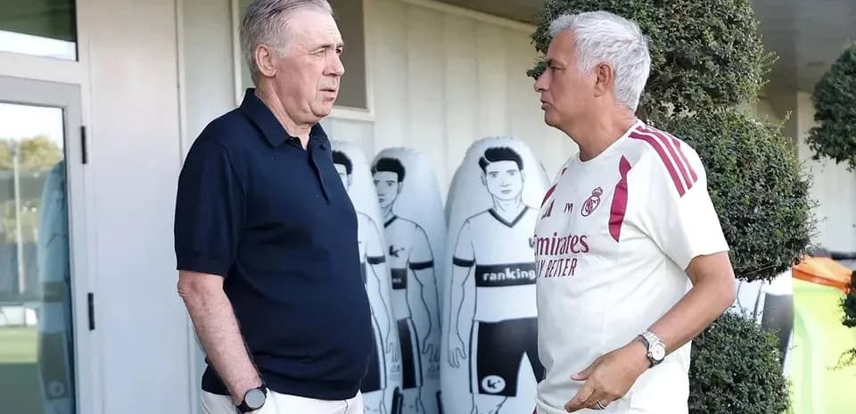 Carlo Ancelotti y José Mourinho conversando en campo