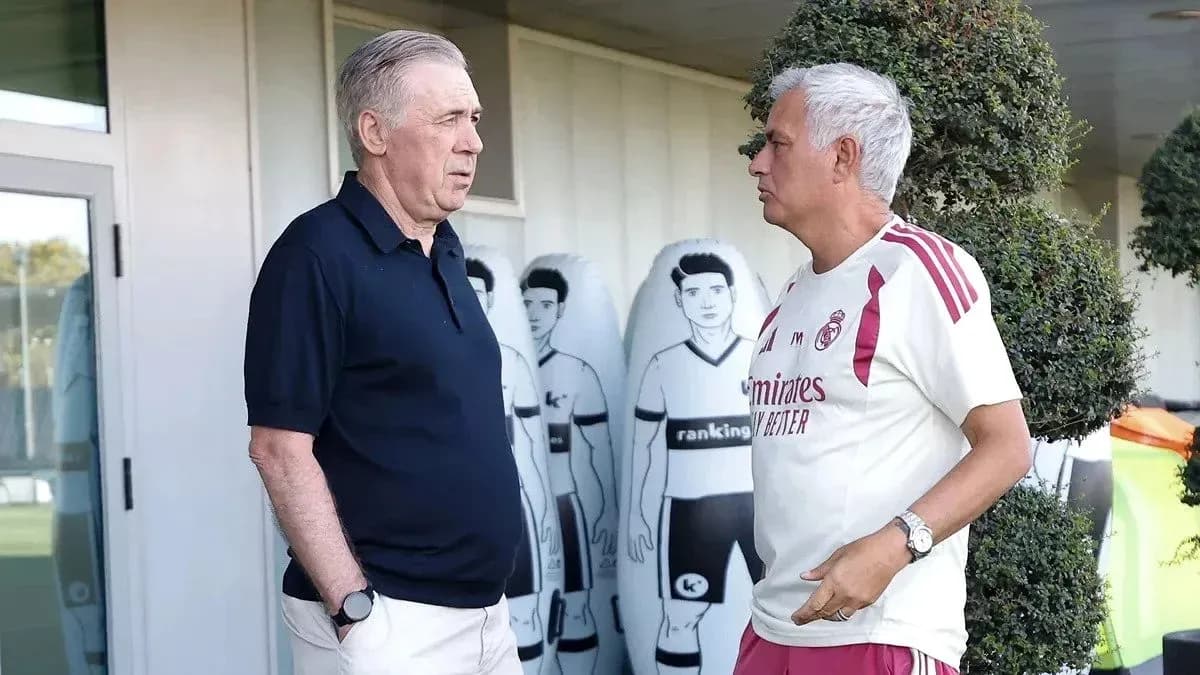 Carlo Ancelotti y José Mourinho conversando en campo